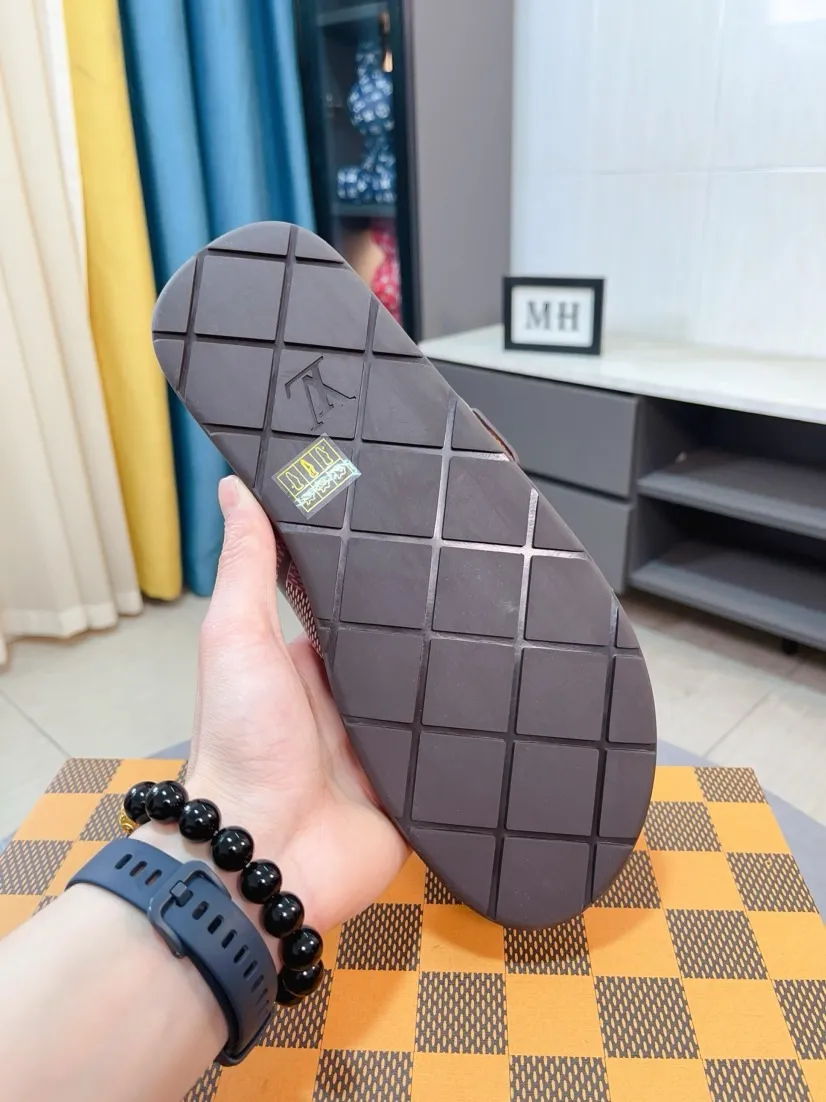 Men's shoes 💰380🌹🌹 (lv-Louis Vuitton) New men's slippers, high-end boutique, exquisite embossed logo decoration on the upper, fine workmanship, super soft soles, casual, loose and comfortable, a must-have in summer! \nsize：38-44
